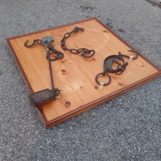 Pannello decorativo con bilance antiche