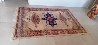 Alfombra beige y multicolor