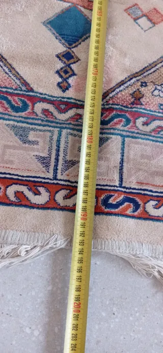 Alfombra beige y multicolor