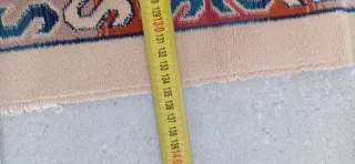 Alfombra beige y multicolor