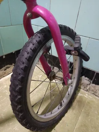 Bicicleta infantil amarilla y rosa niña