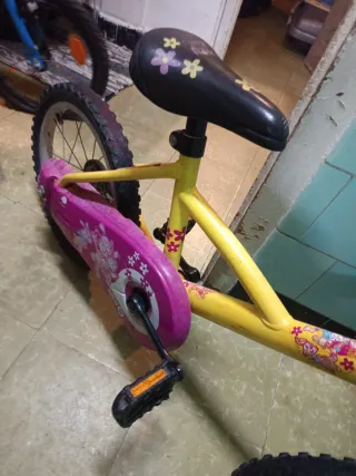 Bicicleta infantil amarilla y rosa niña