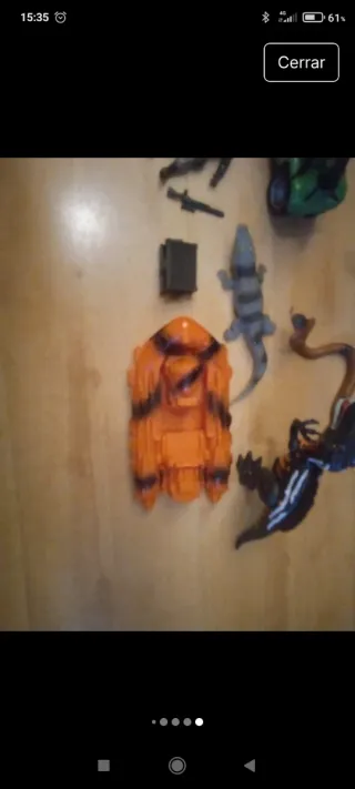 Lote de juguetes: figuras, coche y helicóptero