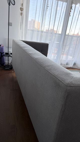 Sofá gris de tela