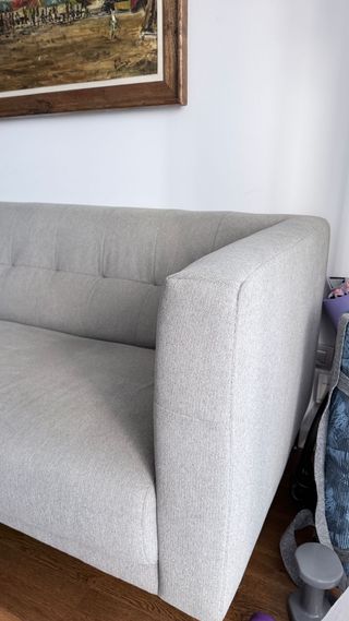 Sofá gris de tela