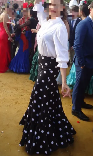 Falda flamenca lunares y blusa blanca T.36