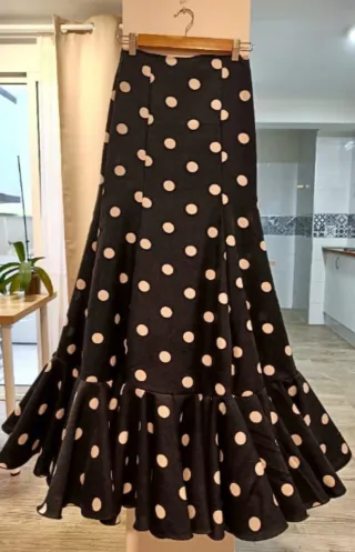 Falda flamenca lunares y blusa blanca T.36