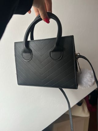 Borsa nera a tracolla con pompon