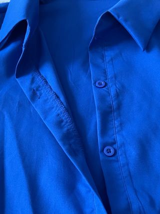 Vestido camisero azul eléctrico