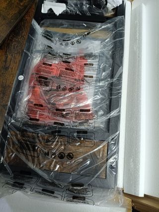 VASAGLE Mesa Auxiliar con Multienchufe, Mesa Lateral Estrecha con Puertos USB, Sacos, Mesita de Noche, para SalÓn, Dormitorio, MarrÓn RÚstico y Negro LET311B01