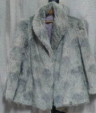 Abrigo pelo sintético gris