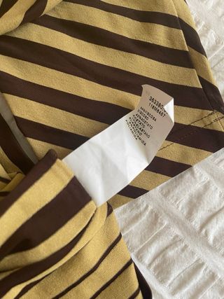 Camiseta de rayas beige y marrón