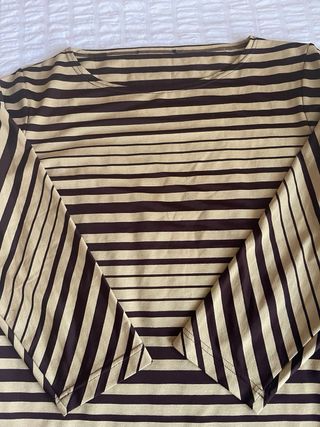 Camiseta de rayas beige y marrón