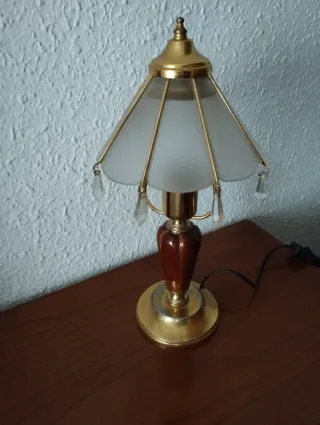 Lámpara de techo dorada y cristal