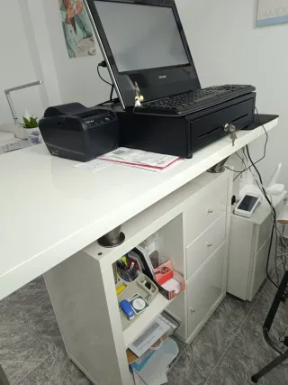 Mostrador de recepción blanco