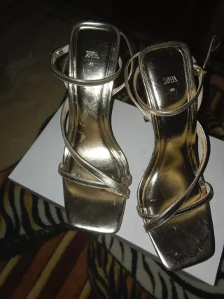 Sandalias ZARA doradas talla 40