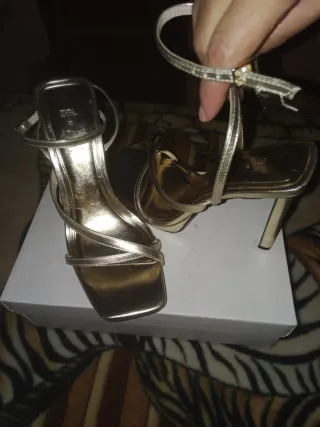 Sandalias ZARA doradas talla 40