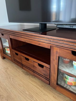 Mueble TV madera maciza con puertas y cajones