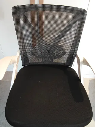 Silla de oficina ergonómica con reposabrazos