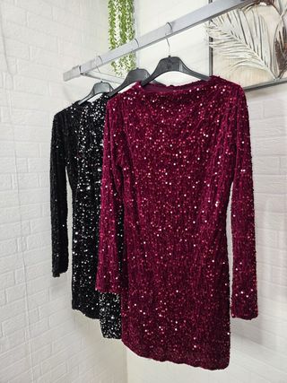 Vestido corto de terciopelo y lentejuelas burdeos