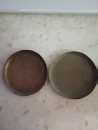 Dos platos redondos de metal de balanza