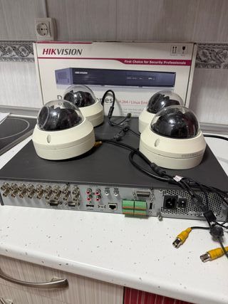 Grabador Hikvision + 4 Cámaras Samsung