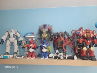 Lote Juguetes Robots y Mandos son 7 robots