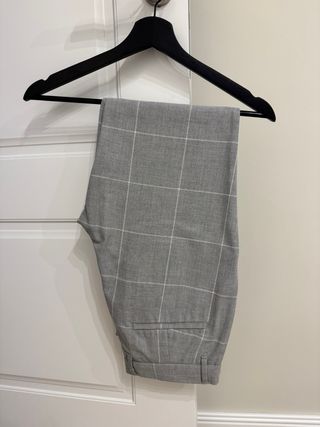 Pantalón gris de cuadros corte slim