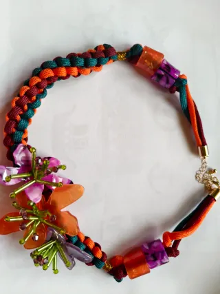 Collar tejido con flores y cuentas