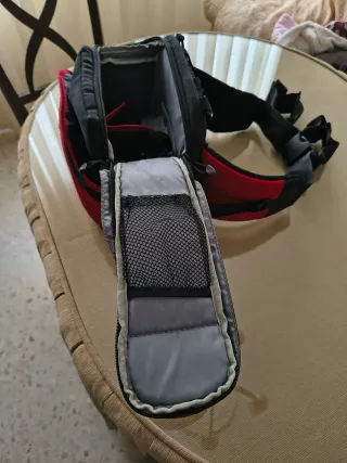 Bolsa cámara fotos negra y roja, marca Werlisa.