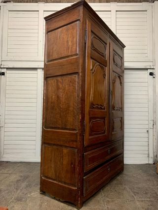 Antiguo armario catalán de madera. Llaves