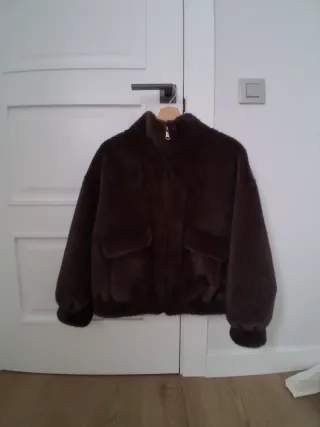 Moderna chaqueta bomber de pelo sintético mujer