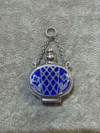 Pendente Frasco Perfume Prata, com contraste