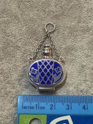 Pendente Frasco Perfume Prata, com contraste