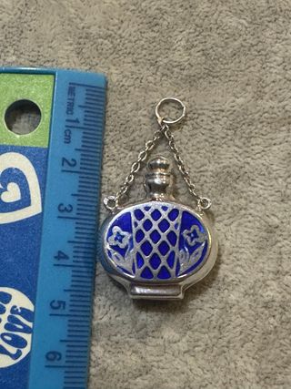 Pendente Frasco Perfume Prata, com contraste