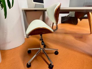 Silla de escritorio moderna blanca y madera