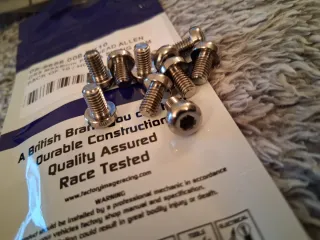 Parafusos Honda M5x8mm GR5 Titânio 93599-05008