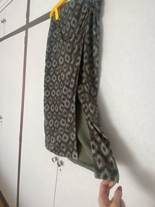 Falda verde estampada con raja