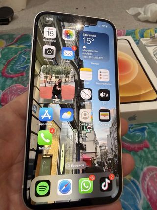 iPhone 12 con scatola e accessori