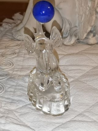Grazioso elefantino in vetro con sfera blu