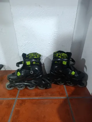 Patines en línea negros y verdes