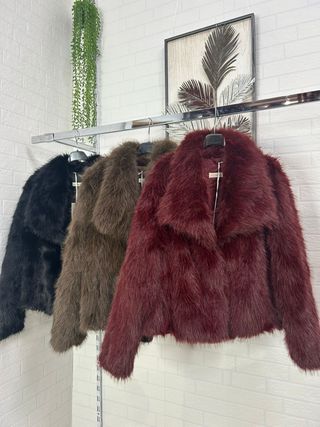 Abrigo de pelo sintético burdeos