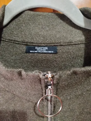 Chaqueta gris con cremallera