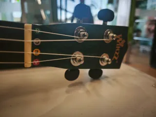 Ukelele Winzz verde con funda y accesorios