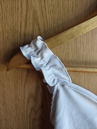 Top branco com botões