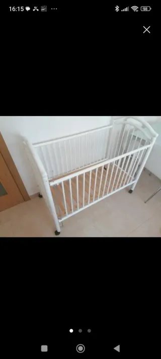 Cuna blanca con ruedas