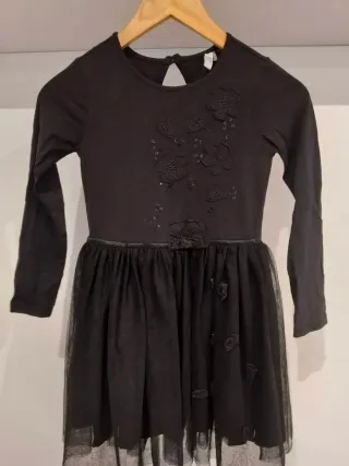 Vestido negro con flores y tul