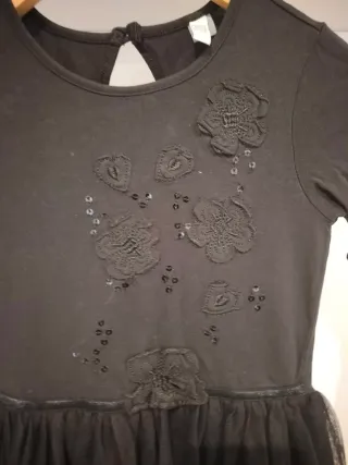 Vestido negro con flores y tul