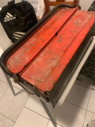 Caja de herramientas roja vacía