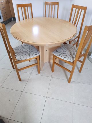 Mesa redonda extensible y 4 sillas